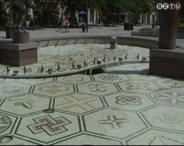 Megtiszt�tott�k az alg�kt�l ma a F� t�ri sz�k�kutat