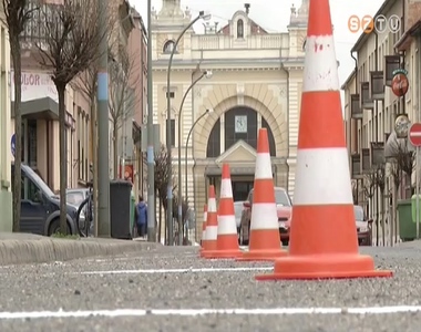 �tburkolati jeleket festenek a SZOVA Zrt. munkat�rsai a v�rosban