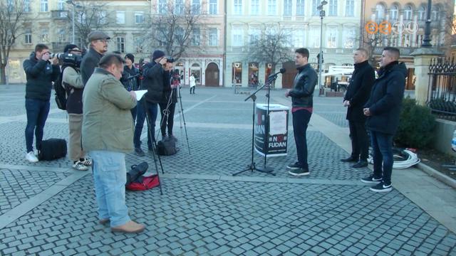 A népszavazási kezdeményezés aláírására biztatott Nemény András, Ungár Péter és Czeglédy Csaba A népszavazási kezdeményezés aláírására biztatott Nemény András, Ungár Péter és Czeglédy Csaba