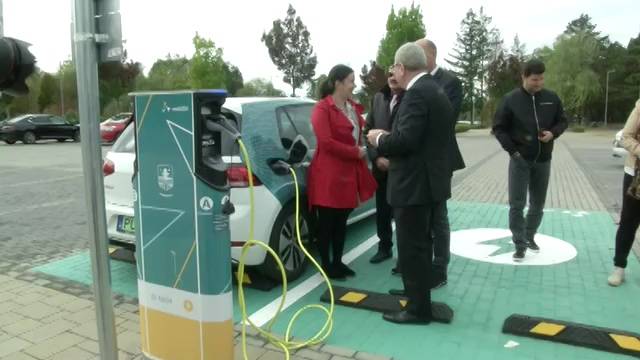 �j elektromos t�lt��llom�st adtak �t a Cs�nak�z�-t� parkol�j�ban