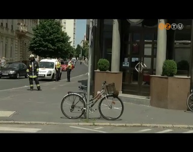 M�hraj telepedett le az egyik belv�rosi bank bej�rata el�tt