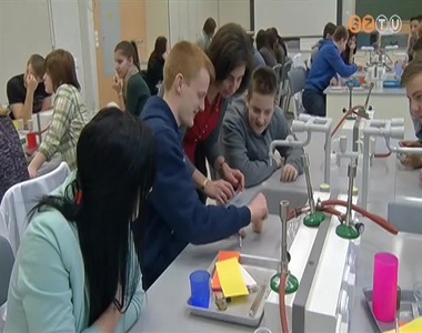 Isaac Newton munk�ss�g�r�l �s �let�r�l tartottak vet�lked�t a Kanizsai Dorottya Gimn�ziumban