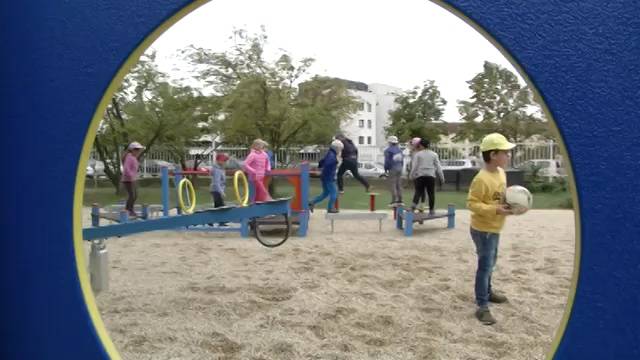 Sz�les k�r� �sszefog�ssal �p�lhetett �j j�tsz�t�r az oladi �ltal�nos iskola udvar�n