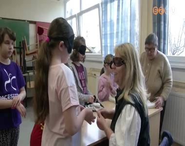 A vakok �s gyeng�nl�t�k mindennapjaival ismerkedtek a Bercs�nyisek