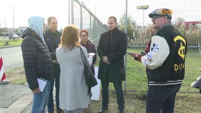 Elkszlt az j gyalogtkelhely a METRO ruhz eltti szervizton