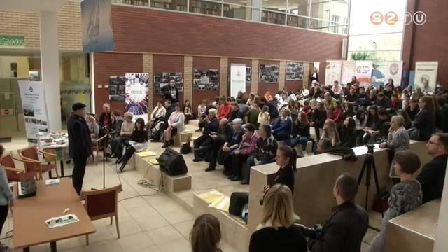 �nk�ntes �s szoci�lis b�rz�t tartottak di�koknak civilek az egyetemen