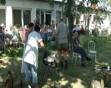 Ettek-ittak �s �nekeltek az id�sek kerti partij�n r�sztvev�k